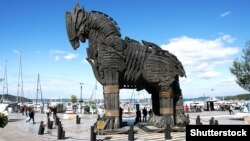 Дерев’яна скульптура троянського коня, яку використовували у фільмі «Троя». Місто Чанаккале (Туреччина)
