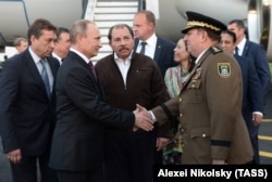 Президент Никарагуа Даниэль Ортега (в центре) знакомит Владимира Путина со своими генералами в аэропорту столицы Манагуа. 12 июля 2014 года. Визит российского президента в Никарагуа состоялся вскоре после признания Даниэлем Ортегой аннексии Крыма