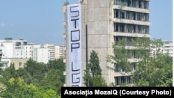 Un mesaj homofob a fost instalat pe o clădire abandonată din București. Poliția a înlăturat bannerul și a deschis o anchetă.