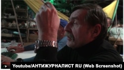 Безлер, який, за даними українських спецслужб, був співробітником російської військової розвідки, вимагає від журналістів видалити всі згадки про нього і виплатити йому пів мільйона рублів компенсації