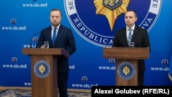 Șeful SIS, Alexandru Musteață (stânga), și Radu Cîșleanu, directorul Agenției de Informații Militare a Ministerului Apărării, prezintă raportul privind depozitul de muniții de la Cobasna, 21 august 2026