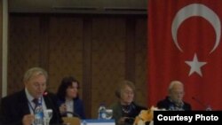 Конференциянең беренче көне. Сулдан беренче профессор Надир Дәүләт һәм сулдан өченче профессор Исәнбикә Туган.