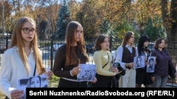 Панахида біля могили Георгія Ґонґадзе, яка поруч із храмом Святого Миколи Набережного. Київ, 16 вересня 2026 року