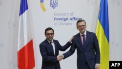 Вазири корҳои хориҷии Фаронса Стефан Сежурне (аз чап) ва ҳамкори украиниаш Дмитро Кулеба дар шаҳри Киев. 13 январ
