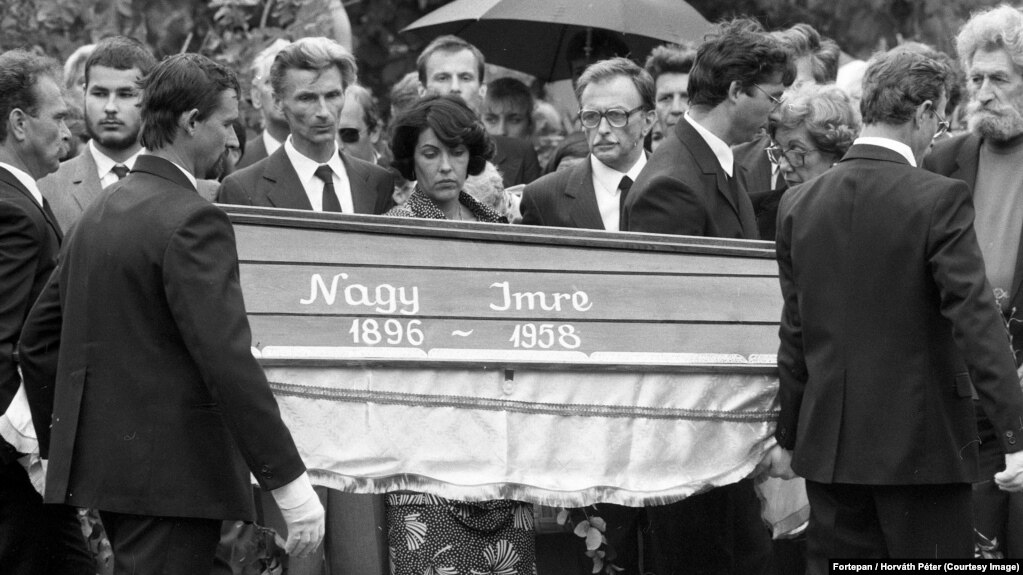 „36 éve ilyenkor már túléltük az exhumálás borzalmait, szörnyű titkokra derült fény nagyapám kivégzésével és elföldelésével kapcsolatosan a 301-es parcellában. (...) Én magam (a temetői tapasztalatok, az akkor „mélyülő” ismereteim után) leginkább csak az igazságtétellel, a temetéssel voltam elfoglalva. Őszintén szólva akkor nem igazán láttam bele a '89 előtti hatalom bugyraiba, azóta rengeteget tudhattam meg (kellett megtudnom) a rendszer valódi működéséről.” – mondta később Jánosi Katalin festőművész, Nagy Imre unokája, az 1990-ben Nagy Erzsébet által alapított Nagy Imre Alapítvány kurátora