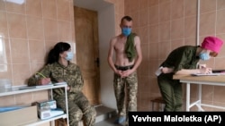 Вакцинування українського військового в Краматорську, Донецька область, березень 2021 року