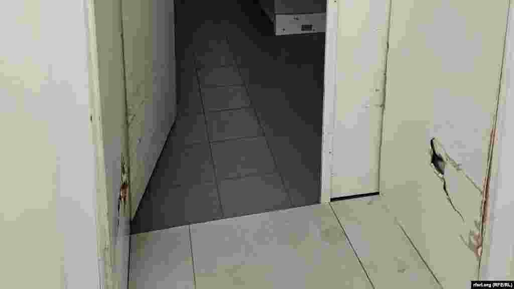 Një nga dhomat me pajisje me rrezatim në bodrumin e klinikave të kirurgjisë.(Fotografuar më 15 korrik)