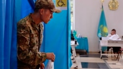Құрылтай сайлауында дауыс беріп жатқан сайлаушы. Алматы, 23 тамыз, 2026 жыл.