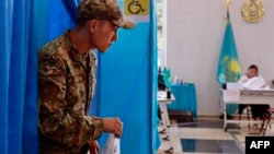 Құрылтай сайлауында дауыс беріп жатқан сайлаушы. Алматы, 23 тамыз, 2026 жыл.