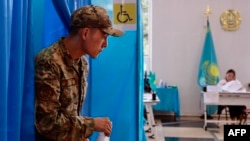 Избиратель выходит из кабины для голосования в день парламентских выборов в Казахстане. Алматы, 23 августа 2026 года