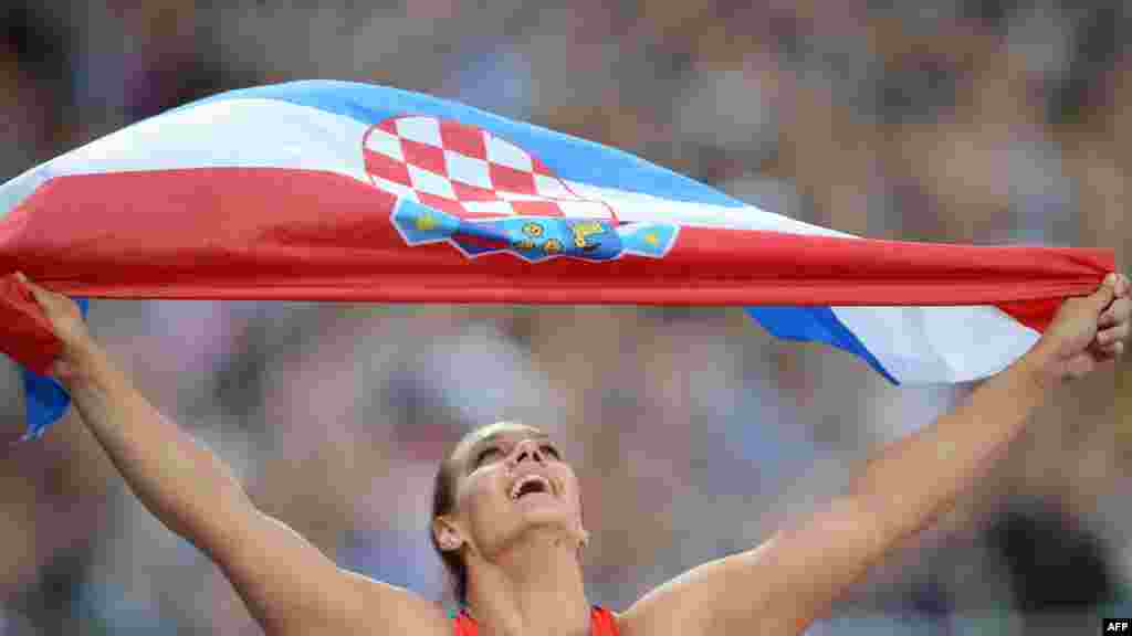 Hrvatska bacačica diska Sandra Perković osvojila je zlatnu medalju na Olimpijskim igrama, prvu za Hrvatsku, sa rezultatom 69,11 metara.