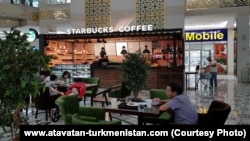 Кафе под названием “Starbucks Coffee” в Ашхабаде. 