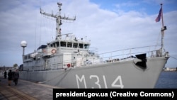 За даними Офісу президента, цей корабель – уже п’ятий серед тих, які отримає Україна. Перші чотири передали Велика Британія, Бельгія і Нідерланди