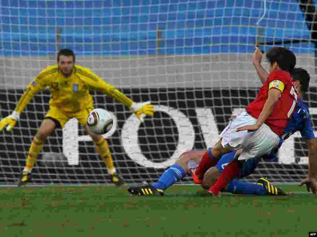 სამხრეთი კორეა-საბერძნეთი. აზიელებმა აშკარად დაჯაბნეს ევროპელები - 11 ივნისს სამხრეთ აფრიკის ქალაქ იოჰანესბურგში საზეიმოდ გაიხსნა მსოფლიოს მე-19 საფეხბურთო ჩემპიონატი. დედამიწის 32 საუკეთესო გუნდი ჩაება პლანეტის უმნიშვნელოვანეს სპორტულ პაექრობაში, რომლის გამარჯვებული ზუსტად ერთ თვეში - 11 ივლისს გამოვლინდება.