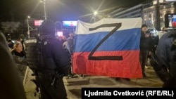 Simbol ruske invazije na Ukrajinu na protestu desničara u Beogradu, 24. februar 2025.