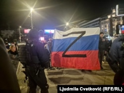 Simboli Z, që Rusia përdor për pushtimin e Ukrainës, shihet në një protestë të grupeve të krahut të djathtë në Serbi më 24 shkurt 2025.