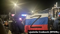 Na skupu podrške Rusiji demonstranti drže zastavu Rusije sa simbolom invazije na Ukrajinu, Beograd, 24.2.2026.