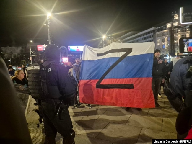 Simboli Z, që Rusia përdor për pushtimin e Ukrainës, shihet në një protestë të grupeve të krahut të djathtë në Serbi më 24 shkurt 2025.