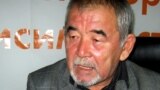 Ақын Жүрсін Ерман Азаттық радиосының Алматыдағы бюросында. 23 қараша 2011 жыл.