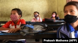 Nepáli diákok megtartják a biztonságos távolságot a tanteremben, 2020. október 6-án. Hat hónap után nyíltak újra az iskolák az országban.
