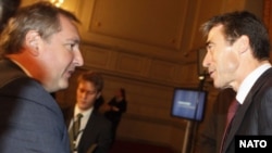 რუსეთის ელჩი ნატოში დმიტრი როგოზინი (მარცხნივ) და ალიანსის გენერალური მდივანი ანდერს ფოგ რასმუსენი
