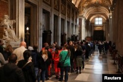 Vjernici u redu stoje kako bi obišli grob pape Franje u crkvi Svete Marije Velike u Rimu, 27. april 2025.