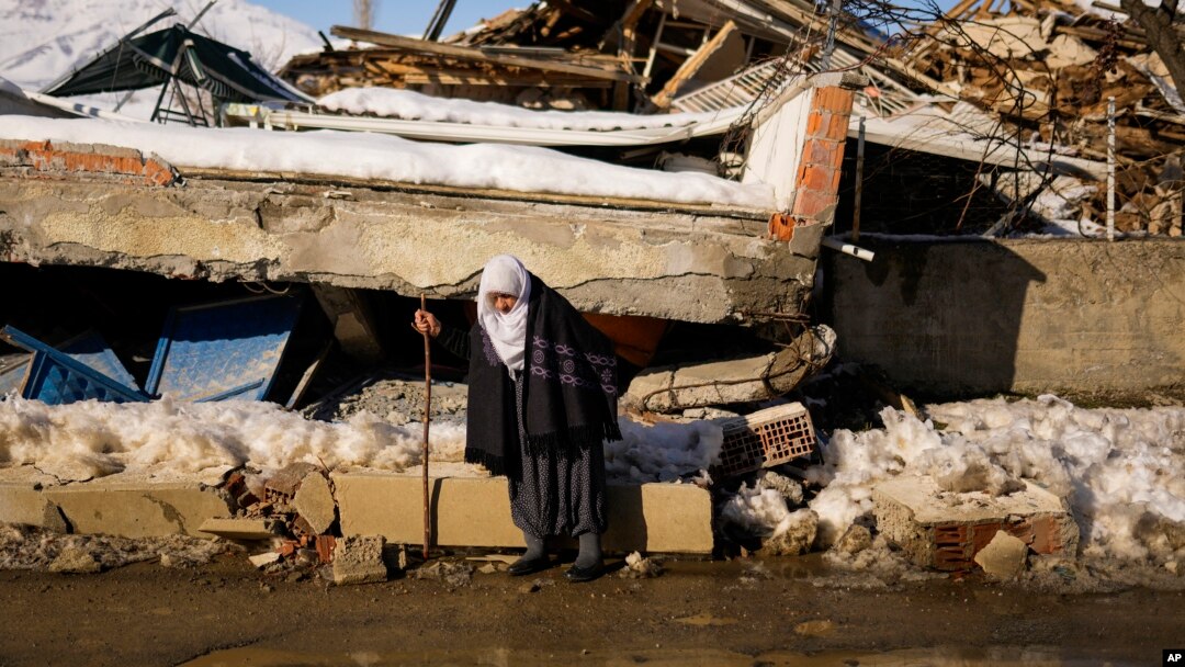 Sute de mii de oameni nu au unde să locuiască după cutremurele din Turcia și Siria. Ei sunt sub cerul liber, la temperaturi la limita înghețului. (Imagine din Polat, Turcia, duminică. 12 februarie)