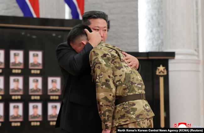 Kim Jong-un dhe një luftëtar i KPA-së që luftoi në rajonin Kursk të Federatës Ruse, duke qarë në gjoksin e tij. 22 gusht 2025