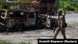 Ілюстраційне фото. Український військовий патрульної поліції на дорозі між Дружківкою та Костянтинівкою, червень 2026 року
