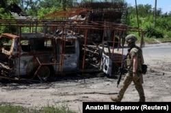 Український військовий підрозділу аеророзвідки 45-ї окремої артилерійської бригади переглядає знімки, зроблені під час польоту розвідувального безпілотника поблизу міста Лиману на Донеччині (архівне фото)