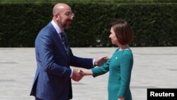 Președintele Republicii Moldova, Maia Sandu, dă mâna cu președintele Consiliului European, Charles Michel, la ceremonia de bun venit în cadrul reuniunii Comunității Politice Europene, la Castelul Mimi din Bulboaca, Moldova, 1 iunie 2023.