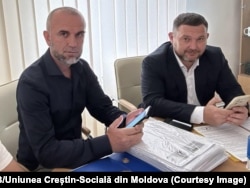 Vitalie Florea și Gabriel Călin (dreapta) depun actele la CEC pentru a participa la alegerile parlamentare din 28 septembrie 2025.