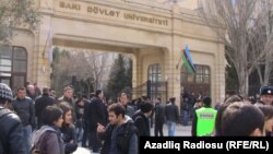 Перед зданием Бакинского государственного университета