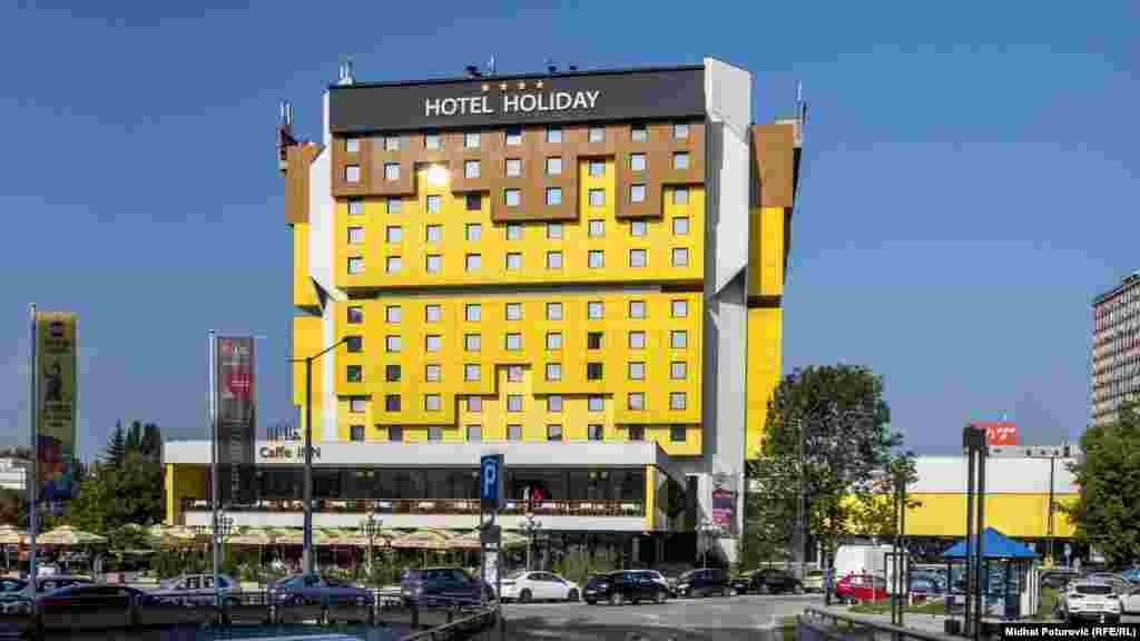 Hotel Holiday Inn - Sarajevo iz 1983. godine, izgrađen uoči Zimskih olimpijskih igara u Sarajevu. Oštećen tokom granatiranja Sarajeva sa srpskih položaja oko grada tokom rata 1992.-1995. Danas privatizovan i u funkciji i dalje kao hotel pod nazivom Holiday. Poznat i po tome što su sa njega pucali snajperisti na masu okupljenu na protestu protiv rata u BiH, pred Skupštinom Republike BiH 1992. godine.