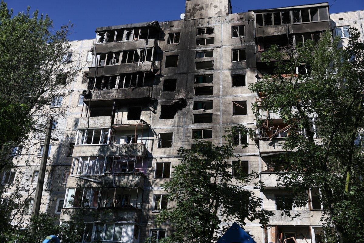 Після влучання російських безпілотників вигоріла частина багатоповерхівки у Деснянському районі Києва
