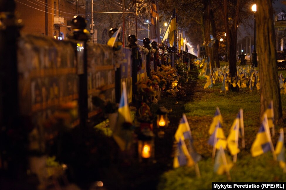 Një memorial në rrugën kryesore të qytetit nderon ushtarët ukrainas të vrarë në luftë.
