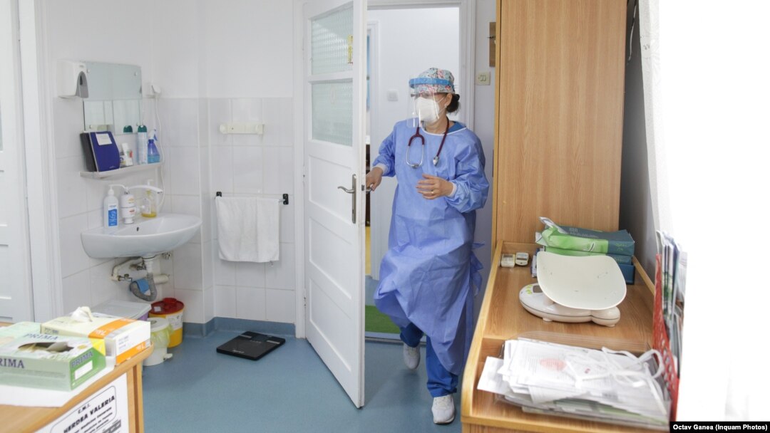 Din cauza condițiilor de refrigerare, medicii de familie au vaccinat cu preponderență cu vaccinul Johnson&Johnson, care se administrează într-o singură doză și nu trebuie păstrat la temperaturi foarte reduse.