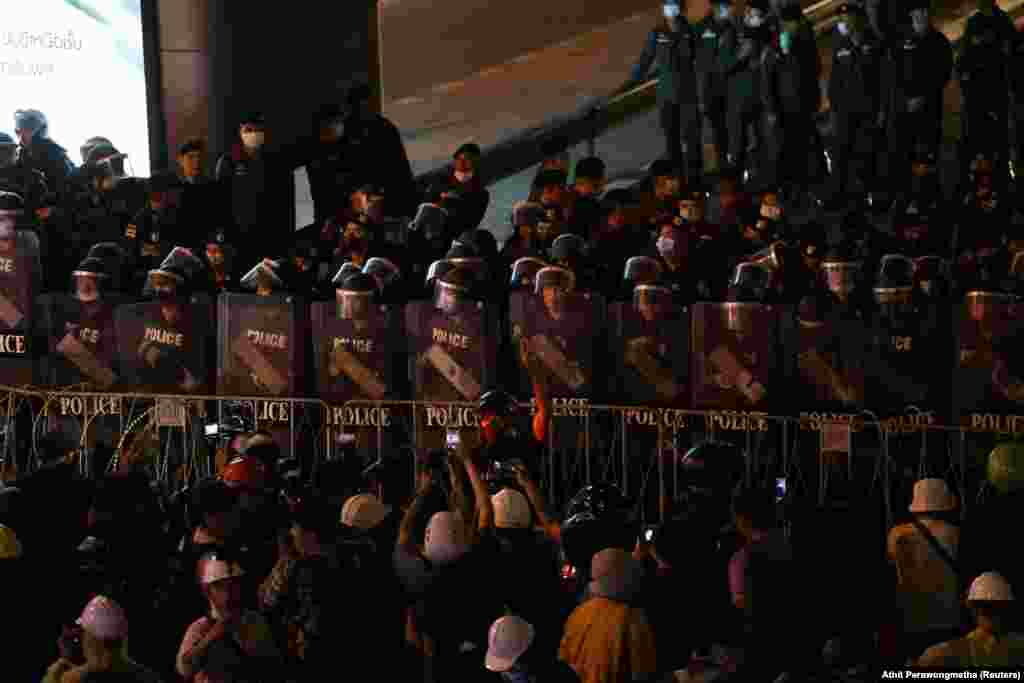 Працівники поліції утворили ланцюг, щоб cтримувати кількатисячний потік учасників продемократичної ходи. Бангкок, Таїланд, 21 жовтня&nbsp;