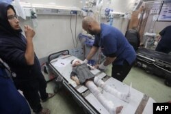 Un copil rănit primește îngrijiri medicale la spitalul Nasser din Khan Younis, 20 decembrie.
