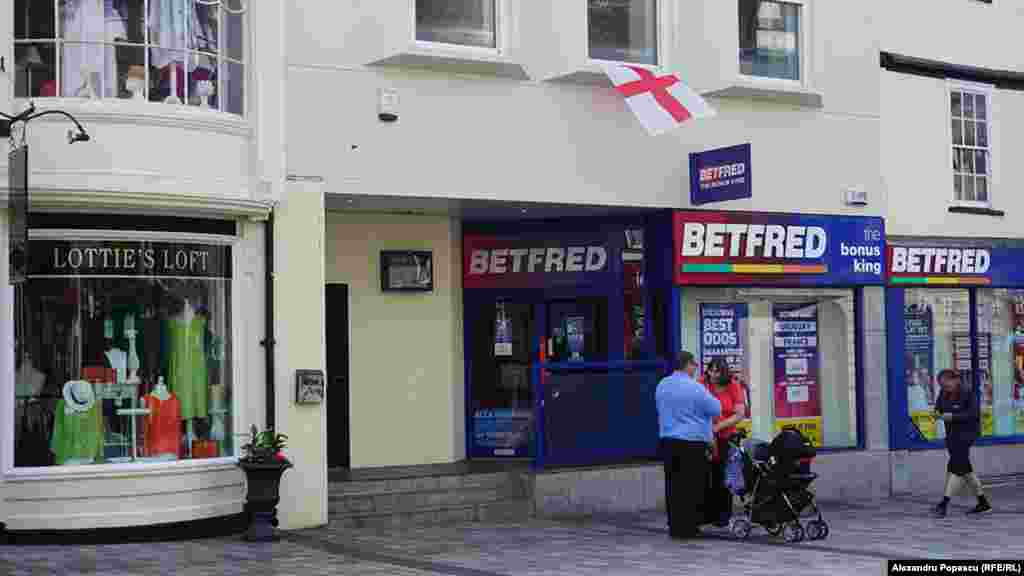 Casele de pariuri sunt în aceste zile asaltate de microbiști. Ce-i drept, englezii văd șanse modeste de reușită a echipei naționale în încercarea de a se califica în finală