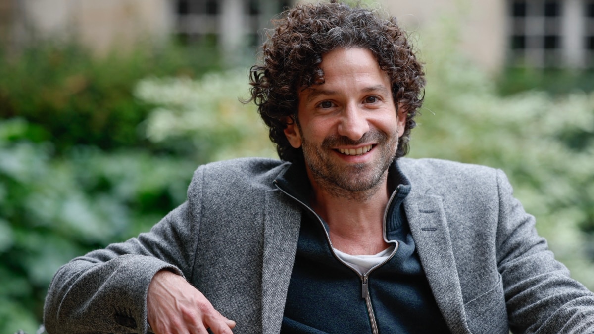 Той е обещаващ млад френски писател, макар във вените му