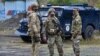 Anëtarët e forcës paqeruajtëse të KFOR -it patrullojnë zonën pranë pikës kufitare mes Kosovës dhe Serbisë në Jarinje, Kosovë, 2 tetor 2021.