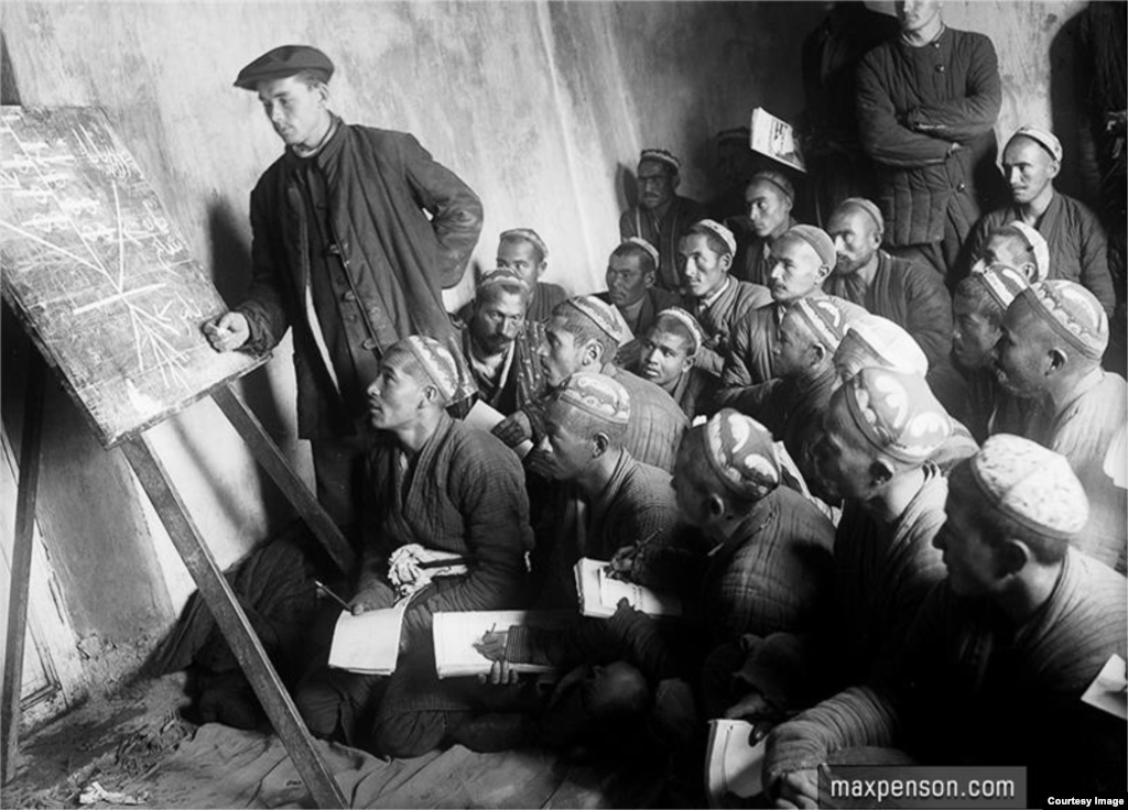 Саводсизликни тугатиш даври-ўзбек мактабидаги дарс. 1920-йиллар. «Ликбез» — 8 ёшдан 50 ёшгача бўлган аҳоли ўртасида умумий саводхонликни таъминлашга қаратилган Совет Иттифоқининг таълим лойиҳаси эди.