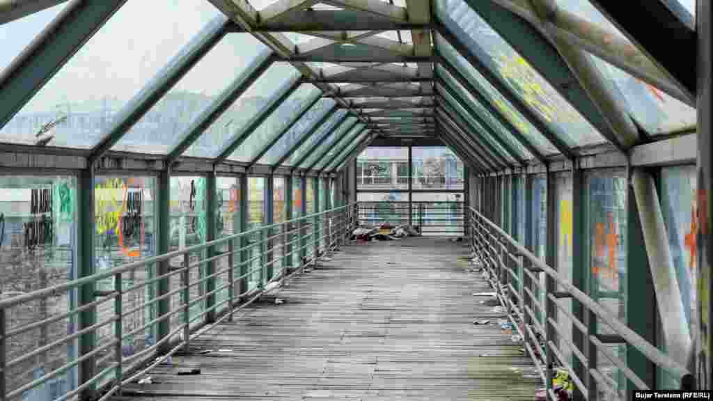 Tërësisht i braktisur dhe i pamirëmbajtur. Mbikalimi në këtë pjesë të kryeqytetit nuk shfrytëzohet pasi mu pranë tij janë vendosur semaforë dhe zebra në rrugë.