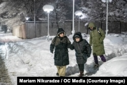 Многие родственники заключенных-активистов с утра 19 января начали собираться и у глданской тюрьмы в Тбилиси