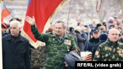 Олег Росляков (по центру)