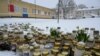Люди приносять свічки та квіти перед школою, щоб вшанувати пам’ять жертв після того, як 12-річний підліток відкрив вогонь у школі, Вантаа, Фінляндія, 3 квітня 2024 року