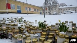 Люди приносять свічки та квіти перед школою, щоб вшанувати пам’ять жертв після того, як 12-річний підліток відкрив вогонь у школі, Вантаа, Фінляндія, 3 квітня 2024 року
