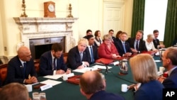 Kés a hátba – kik azok az asztalnál, akik főnökük, Boris Johnson helyére pályáznak?