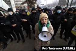 Активистка движения «Oyan, Qazaqstan» Асем Жапишева в кольце бойцов СОБРа, Алматы, 16 декабря 2020 года.